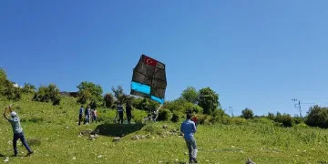 12 metrelik dev uçurtma yere çakıldı