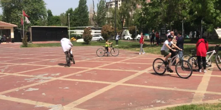 İstanbulda 15-20 Yaş Arası Gençler Sokakla Buluştu