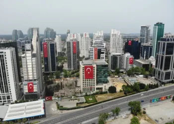 İstanbulda Gökdelenler 19 Mayıs İçi̇n Türk Bayrakları İle Süslendi̇