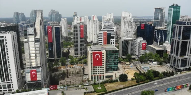 İstanbulda Gökdelenler 19 Mayıs İçi̇n Türk Bayrakları İle Süslendi̇