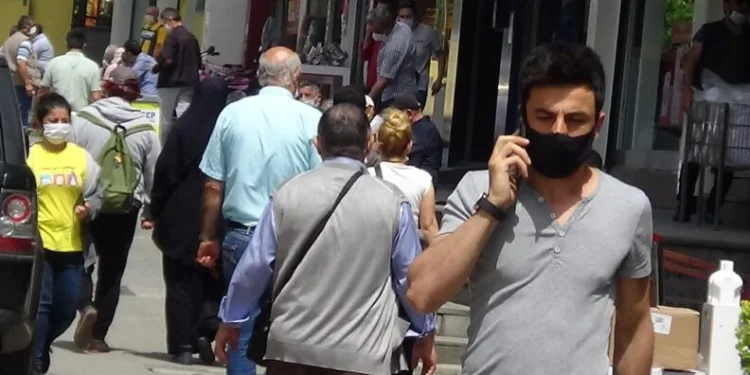 İstanbulda Pes Dedi̇rten Görüntü Deği̇şmedi̇: Bu Kez Sancaktepede Sosyal Mesafeyi̇ Hi̇çe Saydılar