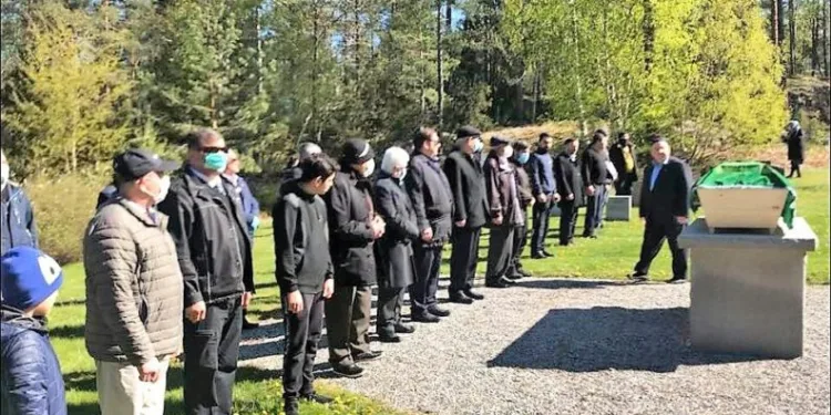 İsveç’te virüsten ölen kadın gurbette toprağa verildi