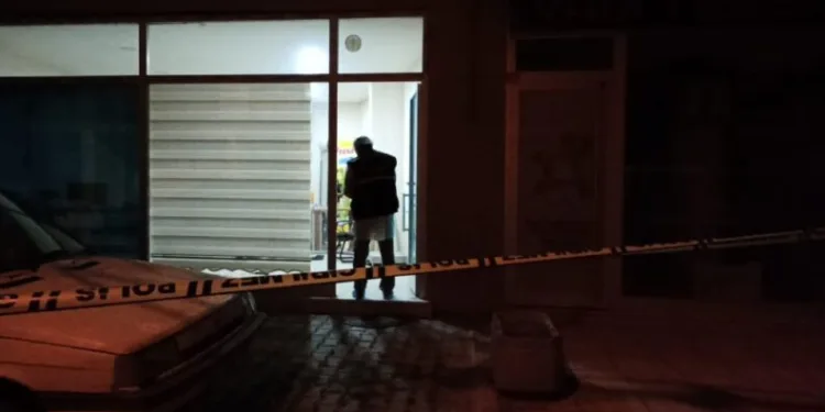 İşyeri̇nde Kafasına Ateş Eden Şahıs Ağır Yaralandı