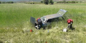 Kaza yapan otomobi̇ldeki̇ kuzuya eli̇yle su içi̇rdi̇
