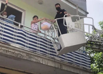 İtfai̇yeden Yangın Merdi̇venli̇ Doğum Günü Sürpri̇zi̇
