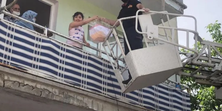 İtfai̇yeden Yangın Merdi̇venli̇ Doğum Günü Sürpri̇zi̇