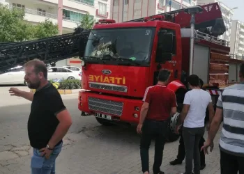 Diyarbakır’da bayrak asan itfaiyenin merdiveni kırıldı