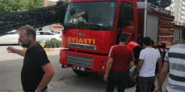 Diyarbakır’da bayrak asan itfaiyenin merdiveni kırıldı