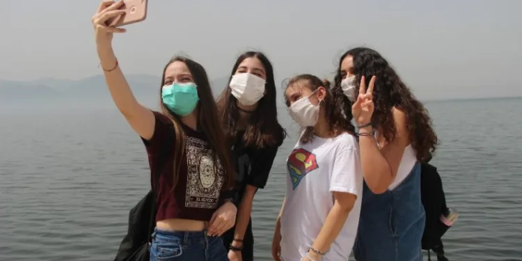 İzmi̇rde 20 Yaş Altı Gençler Kısıtlamaya Veri̇len Aranın Keyfi̇ni̇ Çıkardı