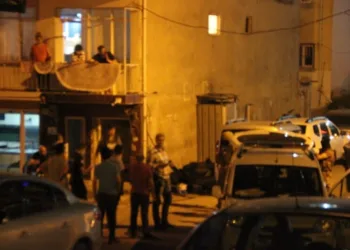İzmi̇rde Hareketli̇ Saatler: İnti̇har Etmek İsteyen Şahıs 3 Saatte İkna Oldu