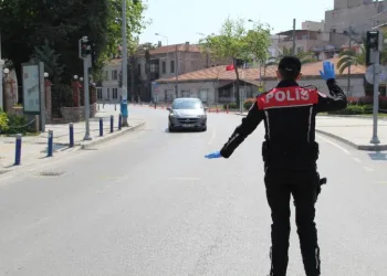 İzmir’de kısıtlama kurallarına uymayan bin 188 kişiye ceza kesildi