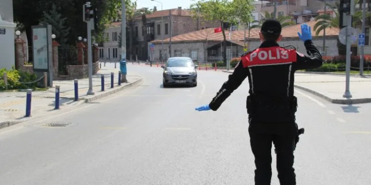 İzmir’de kısıtlama kurallarına uymayan bin 188 kişiye ceza kesildi