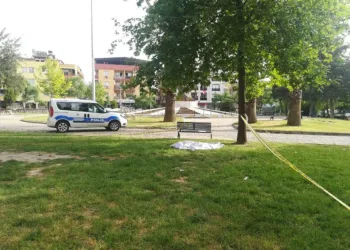 İzmi̇rde Parkta Şüpheli̇ Ölüm