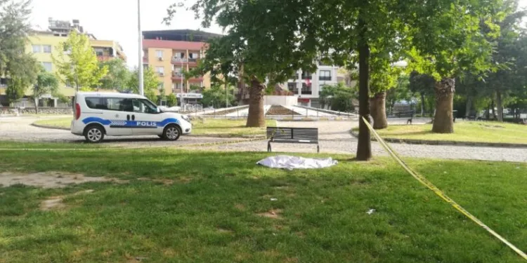 İzmi̇rde Parkta Şüpheli̇ Ölüm