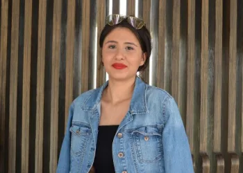 İzmirli gençler günler sonra deniz havası aldı