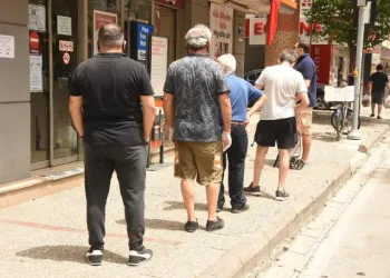 İzmirliler marketlerin önünde sıraya girdi