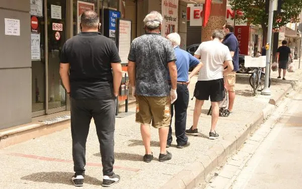 İzmirliler marketlerin önünde sıraya girdi