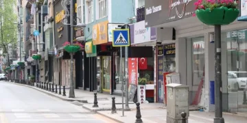 İzmi̇t İnönü Caddesi̇ Sardunyalarla Renklendi̇