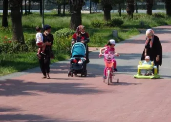 İzmit’te çocuklar parkların tadını çıkardı
