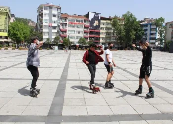 İzmit’te sokağa çıkan gençler, dans etti
