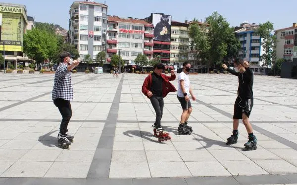 İzmit’te sokağa çıkan gençler, dans etti