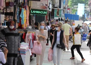İzmit’te sokağa çıkma kısıtlaması öncesi alışveriş yoğunluğu