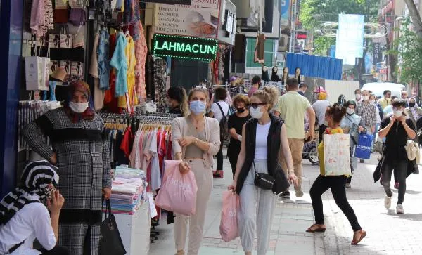 İzmit’te sokağa çıkma kısıtlaması öncesi alışveriş yoğunluğu