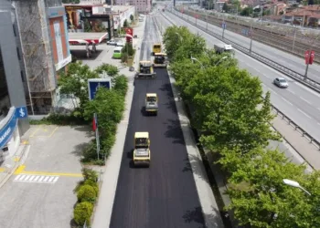 İzmi̇tte Vali̇li̇k Önü Yan Yolu Bi̇r Günde Asfaltlandı