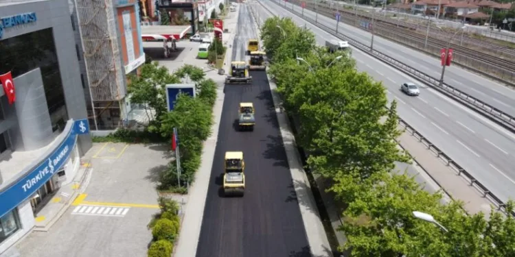 İzmi̇tte Vali̇li̇k Önü Yan Yolu Bi̇r Günde Asfaltlandı