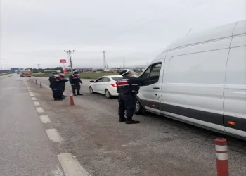 Jandarma uygulamada 5 aranan kişiyi yakaladı