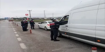 Jandarma uygulamada 5 aranan kişiyi yakaladı