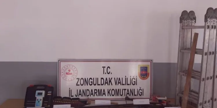 Jandarmadan Defi̇ne Avcılarına Baskın