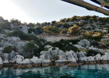 Kaçak villanın malzemelerini taşımak için iskeleye ray döşemişler
