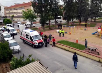 Kaçırdığı bebeğinin boğazına bıçak dayayan baba, bacağından vurularak yakaladı