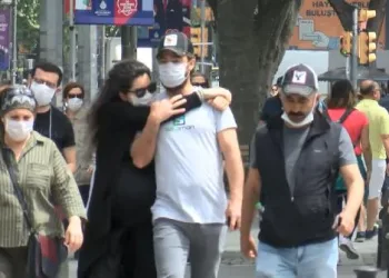 Ne maske ne sosyal mesafe… Kadıköy’de korkutan görüntü