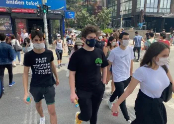 Kadıköy’de sokağa çıkan 15-20 yaş arası gençler yoğunluk oluşturdu