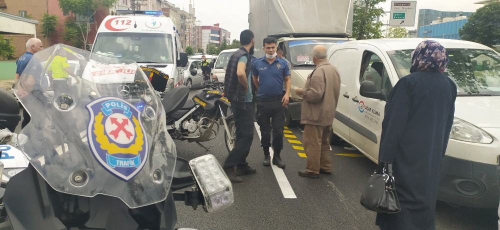 Bursa'da yola atlayan kadın zincirleme kazaya sebep oldu
