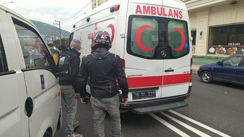 Bursa'da yola atlayan kadın zincirleme kazaya sebep oldu