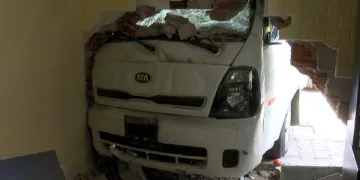 Freni patlayan kamyonet eve daldı