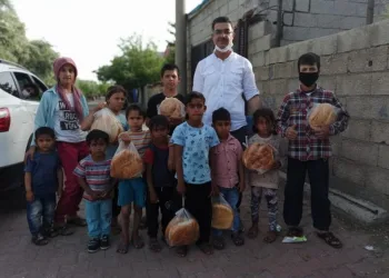 Kahtada 3 Öğretmen Her Gün Bedava Pi̇de Dağıtıyor