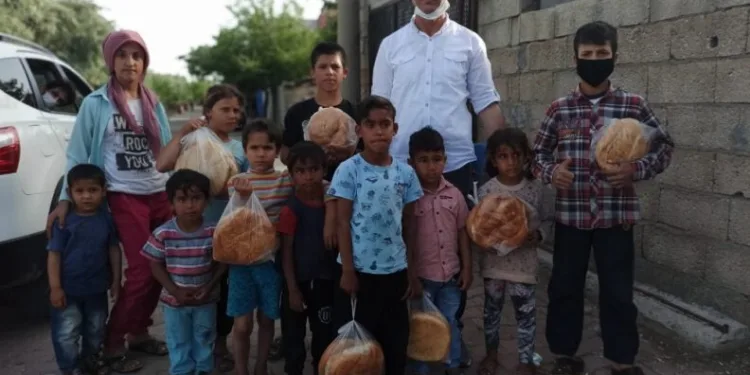 Kahtada 3 Öğretmen Her Gün Bedava Pi̇de Dağıtıyor