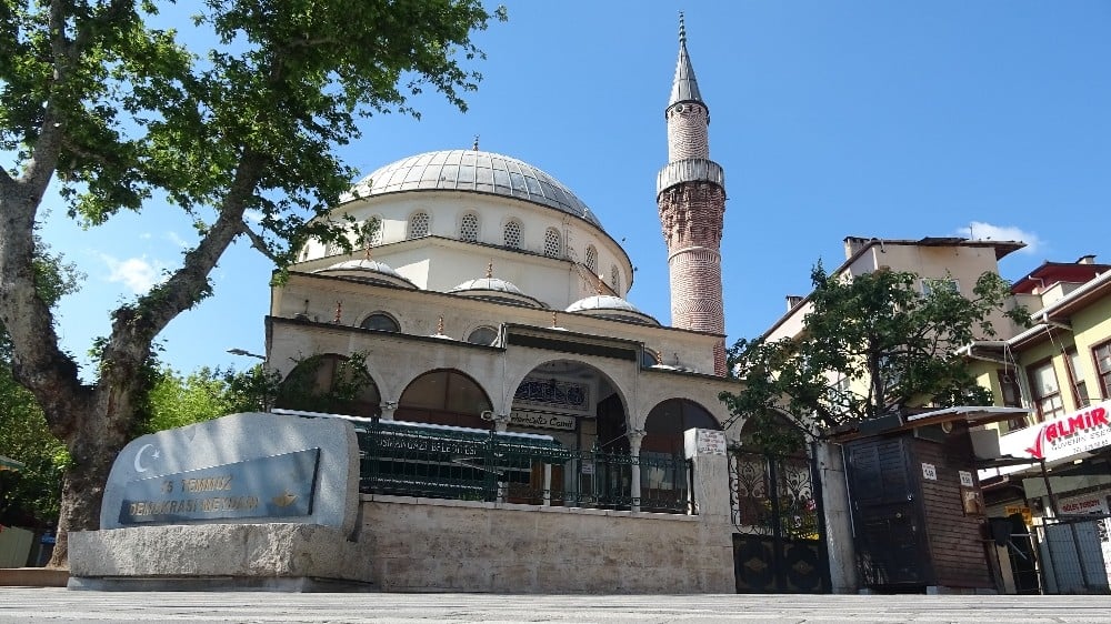 Bursa'da evsiz adam sığındığı cami̇de mahsur kaldı