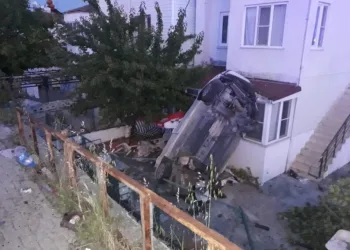 Kamyoneti̇n Çarptığı Otomobi̇l Evi̇n Bahçesi̇ne Uçtu: 2 Ölü, 3 Yaralı