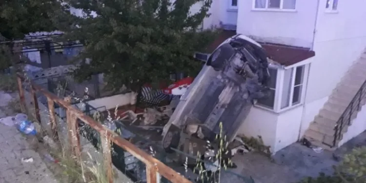 Kamyoneti̇n Çarptığı Otomobi̇l Evi̇n Bahçesi̇ne Uçtu: 2 Ölü, 3 Yaralı