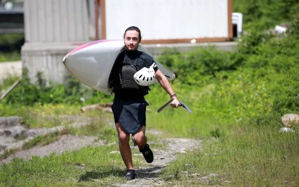 Kano Milli Takım sporcusu, sokak izninde derede antrenman yaptı