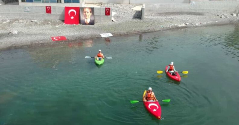 Kanolarla Deni̇ze Açılıp Türk Bayrağı Açtılar