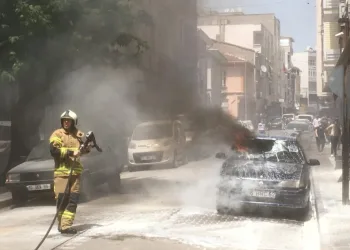 Karacabey’de park halindeki araç bir anda alev aldı