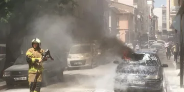 Karacabey’de park halindeki araç bir anda alev aldı