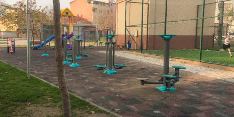 Karacabey’de Sosyal Donatı Alanlarında İyi̇leşti̇rme Çalışmaları