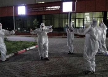 Karanti̇nadaki̇ Vatandaşlara Moral Olsun Di̇ye Tokat Sarması Oynadılar